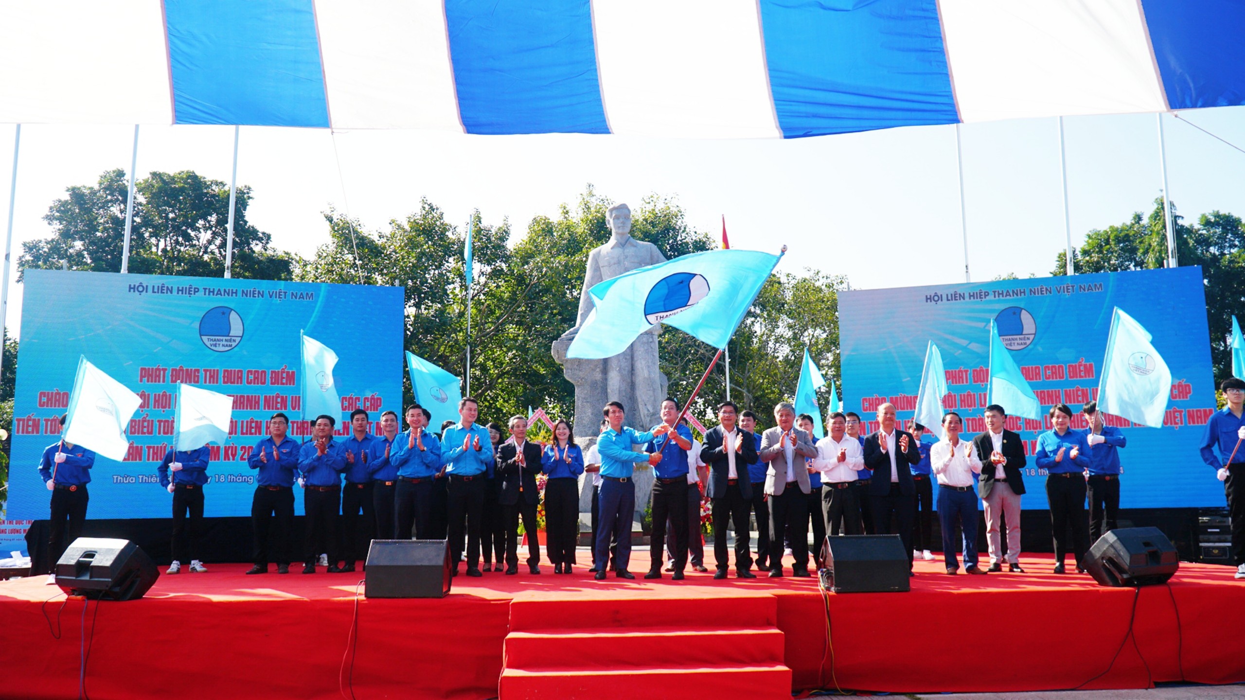 Các đại biểu thực hiện nghi thức phát động thi đua cao điểm chào mừng Đại hội Hội LHTN Việt Nam các cấp, tiến tới Đại hội IX Hội LHTN Việt Nam, nhiệm kỳ 2024 - 2029.