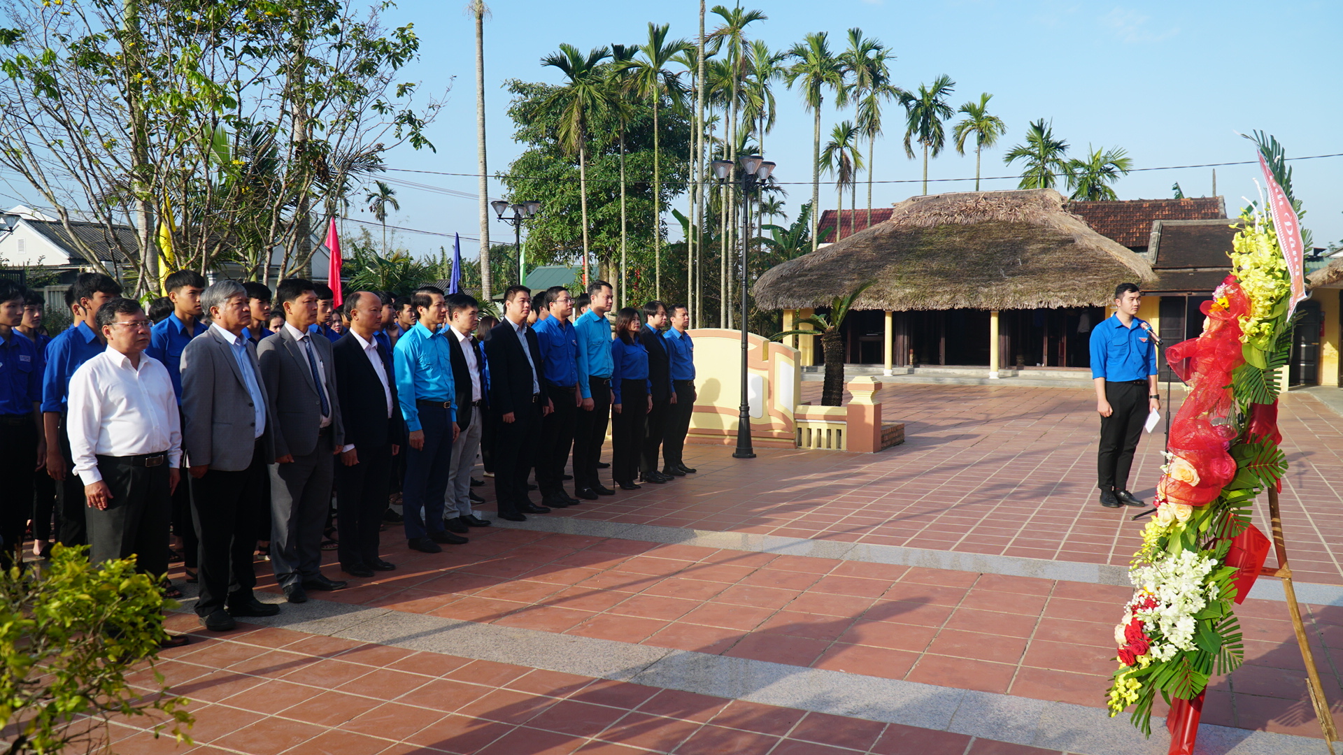 Các đại biểu dâng hương, dâng hoa tại Nhà lưu niệm Đại tướng Nguyễn Chí Thanh.
